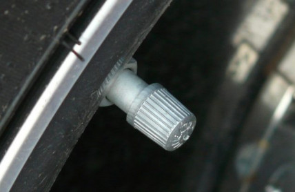 Tajemství správného nahuštění pneumatik, o kterém jste doteď nevěděli. Palubní počítač nikdy nezobrazuje korektní hodnoty