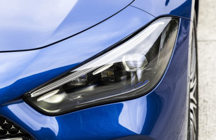 Nebezpečné světlo: proč nás moderní LED světlomety čím dál víc oslepují