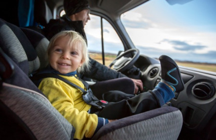Od kdy může dítě sedět vpředu? Pravidla jsou dnes jiná a přísnější