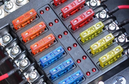 Elektrické pojistky jsou v autě stále klíčové. Poznáte, která je vadná?