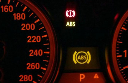 ABS prakticky: Co to je, jak funguje, brzdná dráha a kontrolka