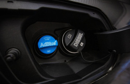 Proč mají dnešní auta menší nádrže? Za vším nejsou jen emise