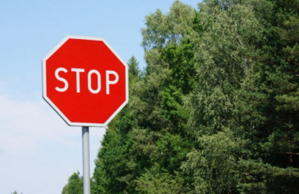 Stopka není vždy povinnost zastavit. Tohle překvapí i zkušené řidiče. Pro auto za vámi platí jiná pravidla