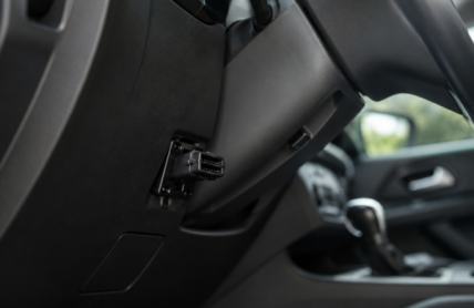 Brusel nařídil novou přípojku v autech. Může zablokovat start motoru.